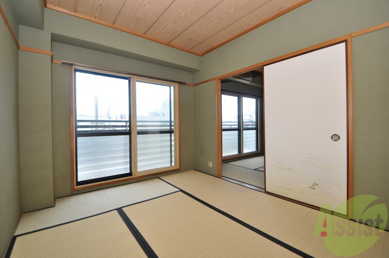 居室・リビング　内装は落ち着いた色合いで、くつろげる空間になりそうですね。