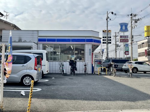 コンビニ　ローソン 八尾東山本新町三丁目店（コンビニ）まで162m