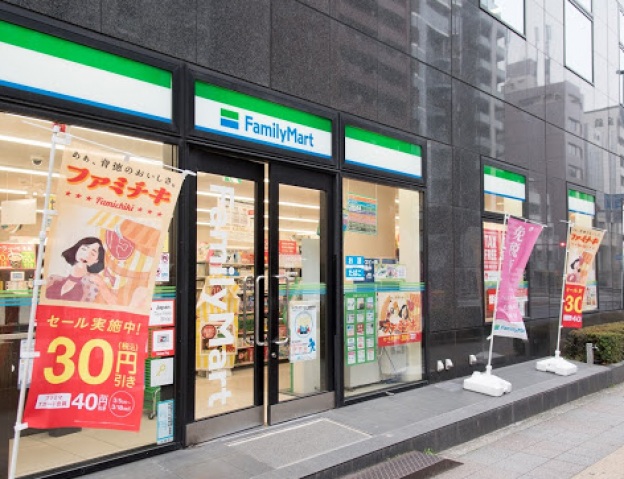 コンビニ　ファミリーマート蔵前店（コンビニ）まで111m