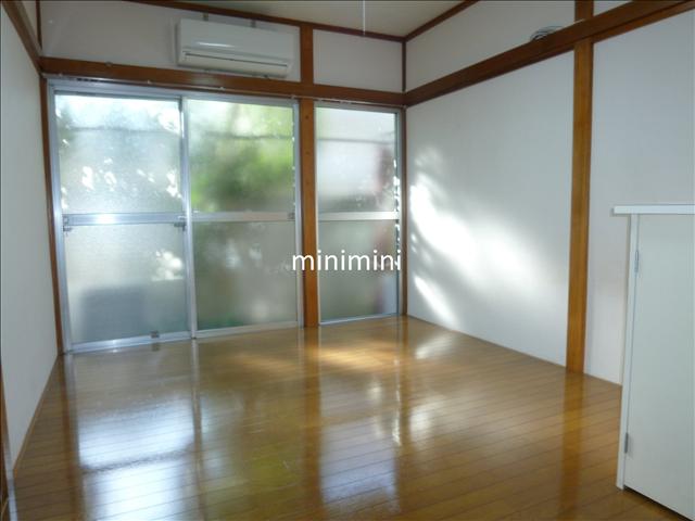 居室・リビング　日当たり良好の洋室です。