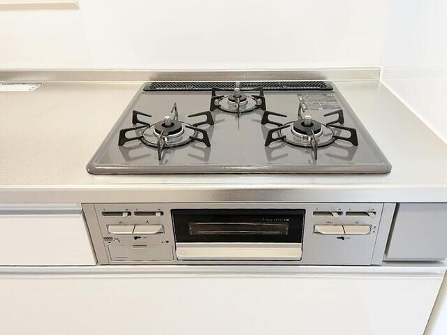 キッチン　グリル付き３口コンロ