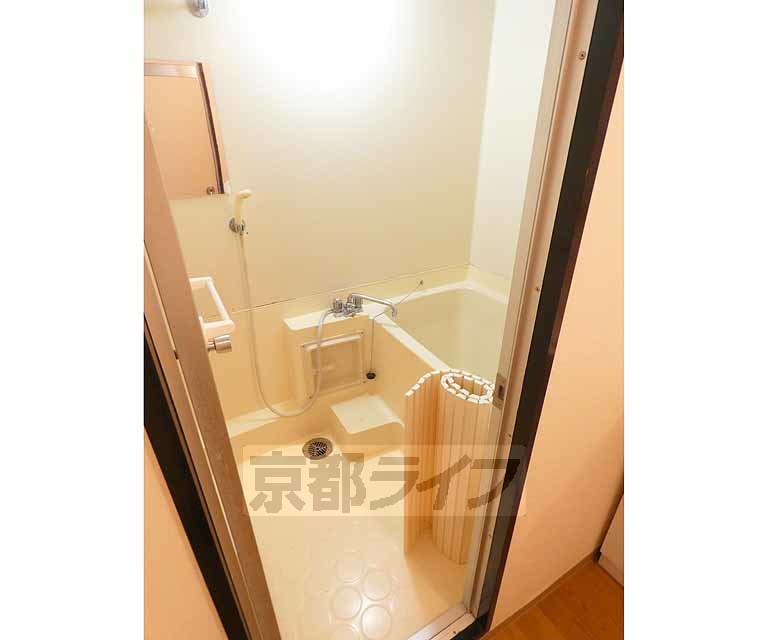 バス・シャワールーム　清潔感のあるお風呂です。