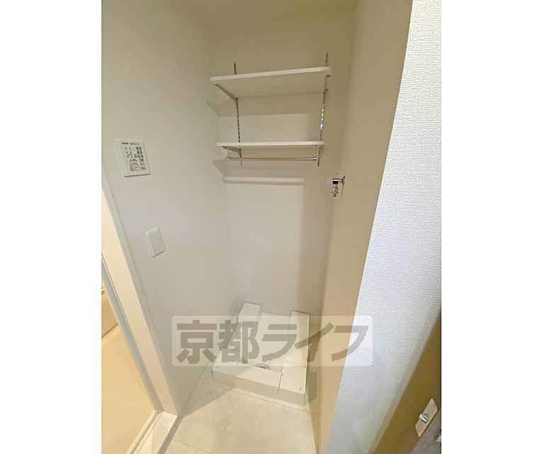 その他設備　洗濯機置き場です。棚収納が便利です。