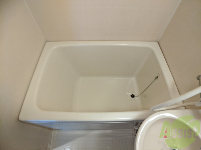 バス・シャワールーム　浴室はシンプル。一人暮らしにはちょうど良いサイズですね。