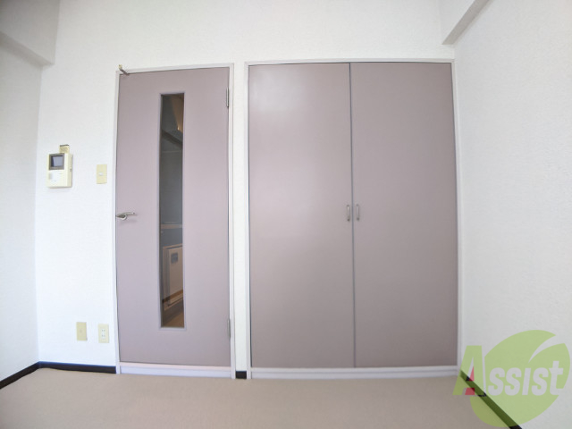 収納　洋室のクローゼットは一人暮らしにはちょうど良いサイズですね。