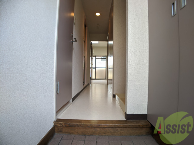 玄関　玄関からの様子です。すぐ部屋が見えないのは安心ですね。