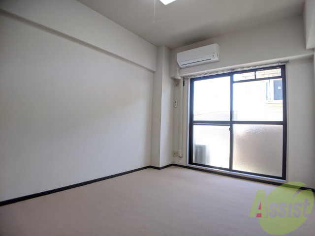 居室・リビング　６．５帖の洋室です。生活のメインとなる部屋ですね。