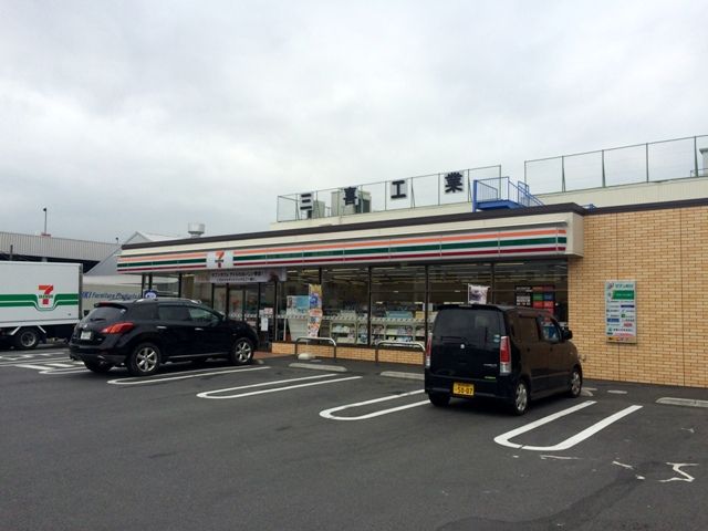 コンビニ　セブンイレブン草加稲荷中央通り店（コンビニ）まで818m