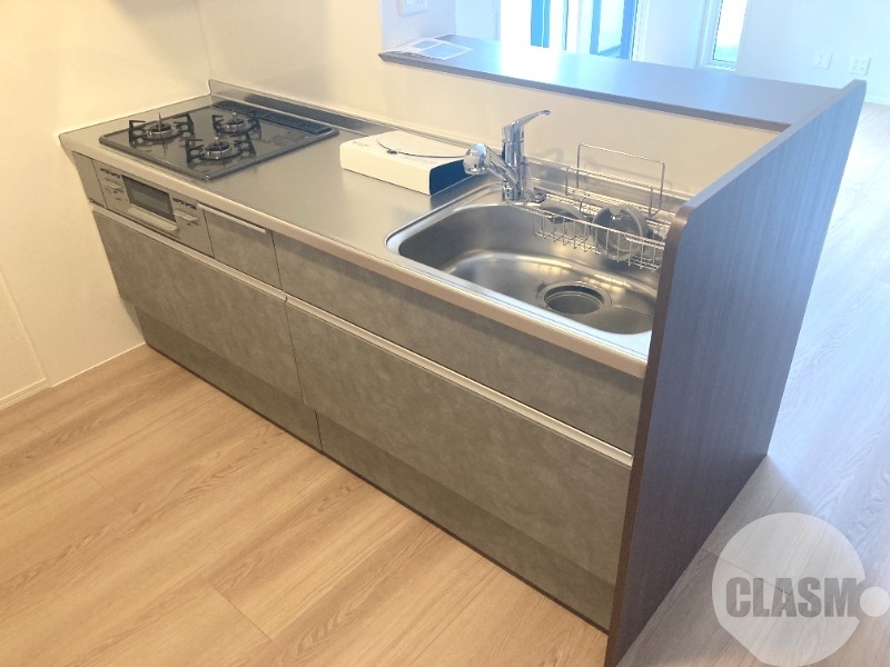 キッチン　効率よくお料理できる３口コンロ付き♪