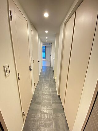 玄関　写真は同マンションの別の部屋の場合があります