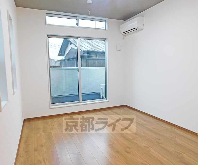 居室・リビング　窓が多くて明るいです。