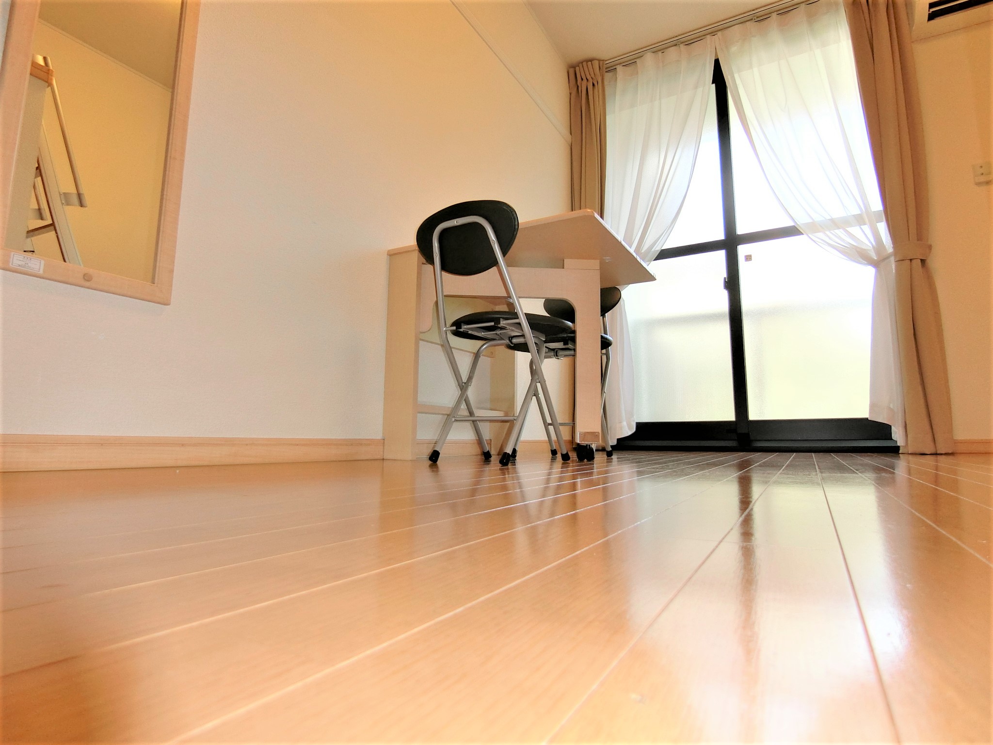 その他　折り畳み机とイス・カーテン・エアコン・照明・全身鏡完備☆