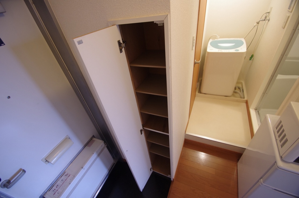 玄関　シューズボックスの棚は可動式になりブーツも収納できます