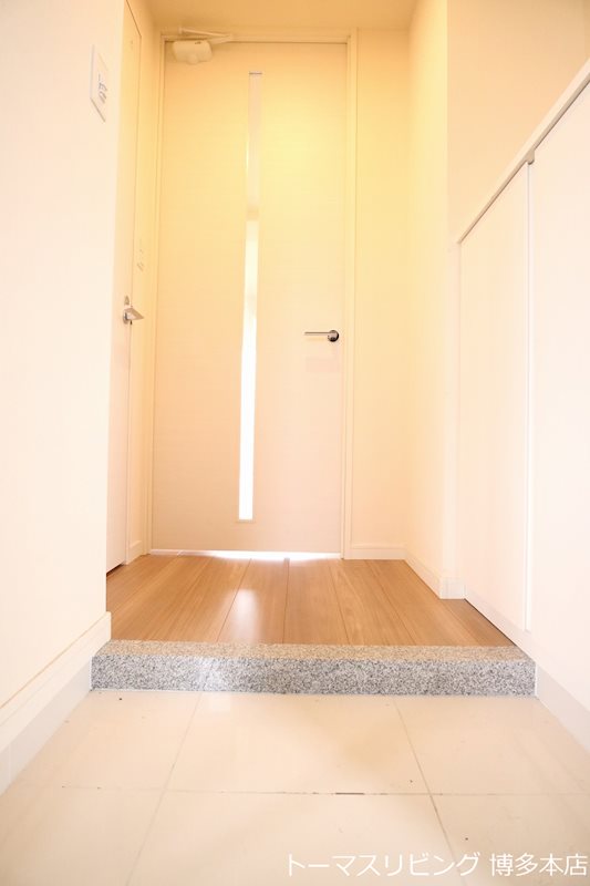 玄関　※別号室の参考写真になります。
