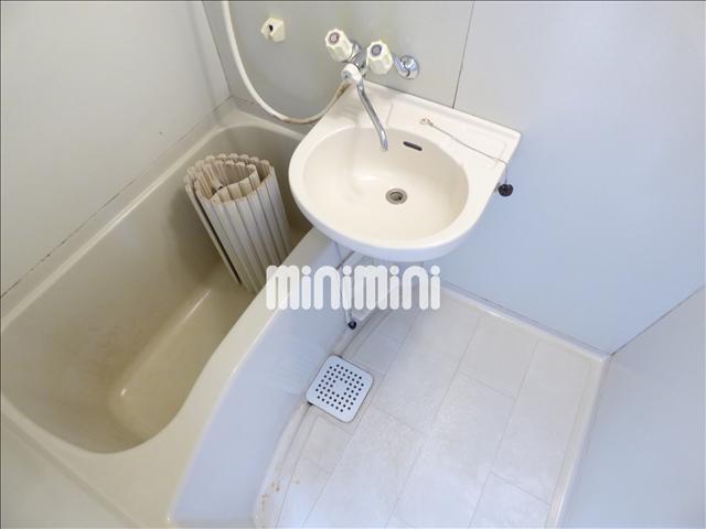 バス・シャワールーム　洗面台つきのバスルームです。