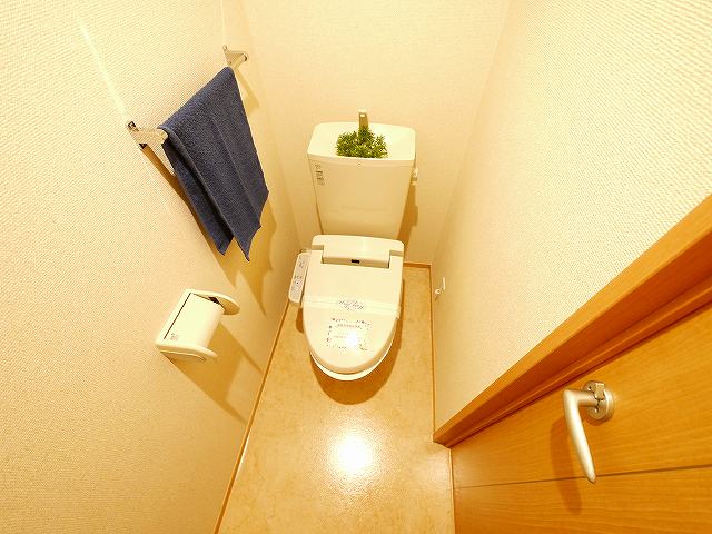 トイレ　落ち着いた色調のトイレです