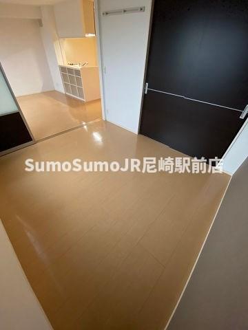 その他部屋・スペース　落ち着いた色調の寝室です