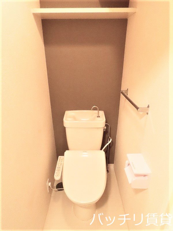 トイレ　画像は別号室タイプの為、現状を優先致します。