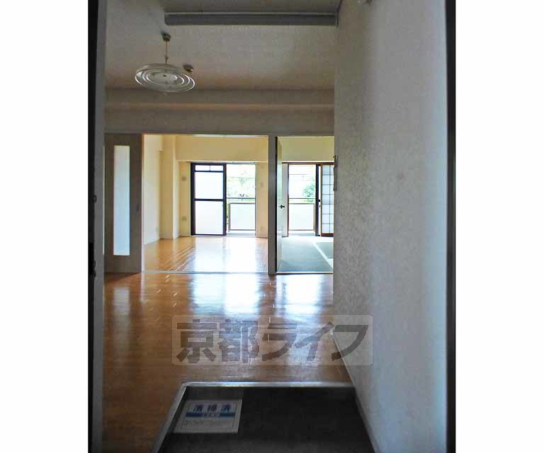 その他部屋・スペース　玄関からみた室内です。