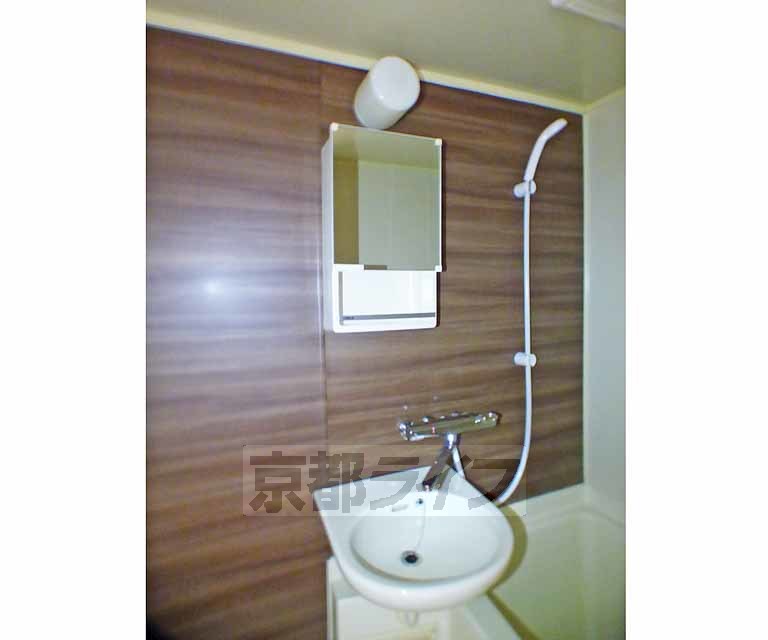 洗面設備　洗面台はお風呂場にあります。