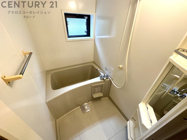 バス・シャワールーム　浴室内に窓があり換気も楽々♪