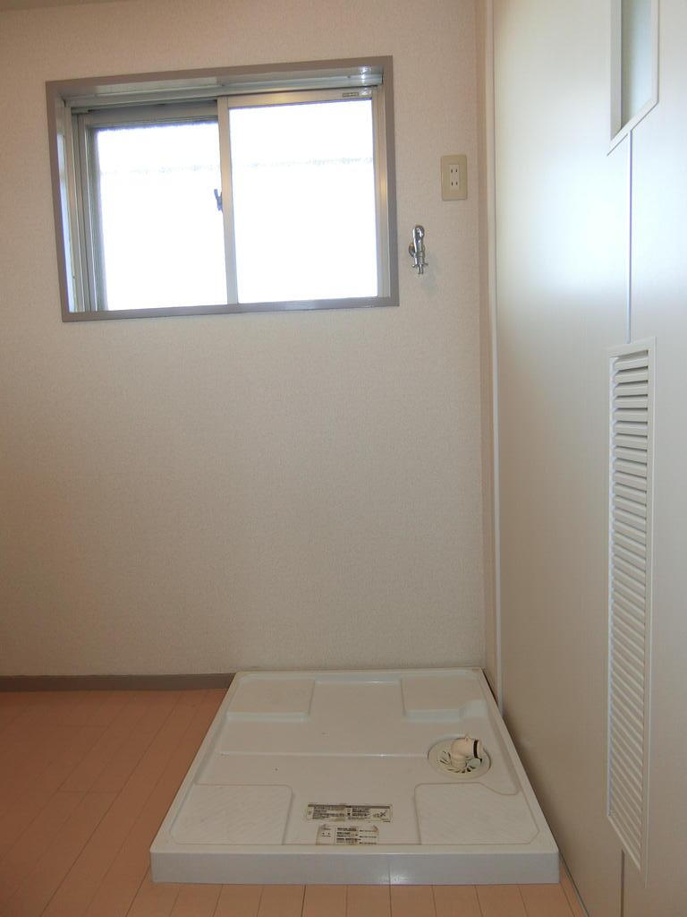 その他設備　室内洗濯機置場　洗面所内窓有