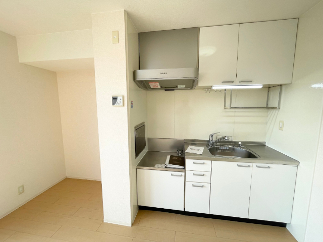 キッチン　※室内写真は反転タイプ別室サンプル写真。