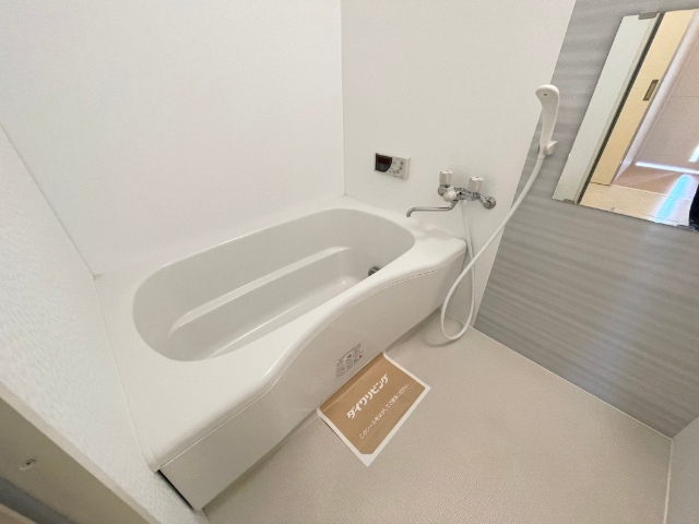 バス・シャワールーム　※室内写真は反転タイプ別室サンプル写真。