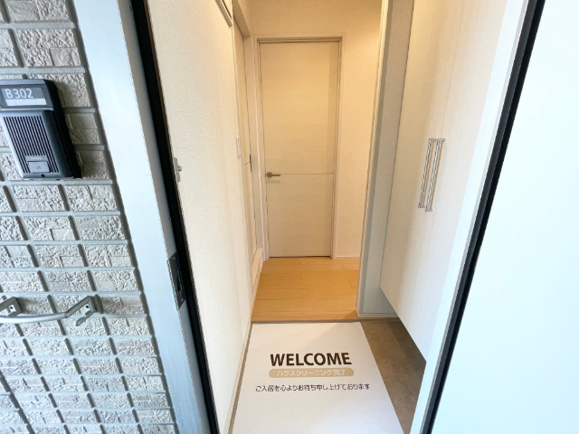 玄関　※室内写真は反転タイプ別室サンプル写真。