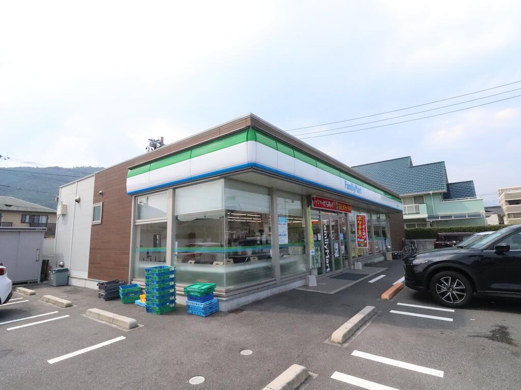 コンビニ　ファミリーマート大竹駅前店（コンビニ）まで555m