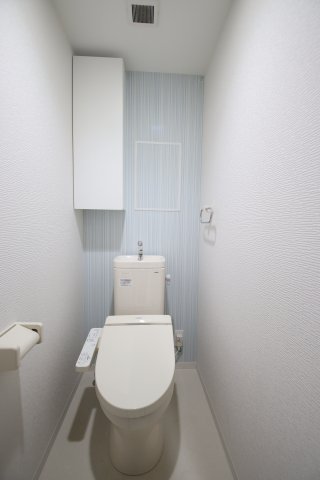 トイレ　落ち着いた色調のトイレです