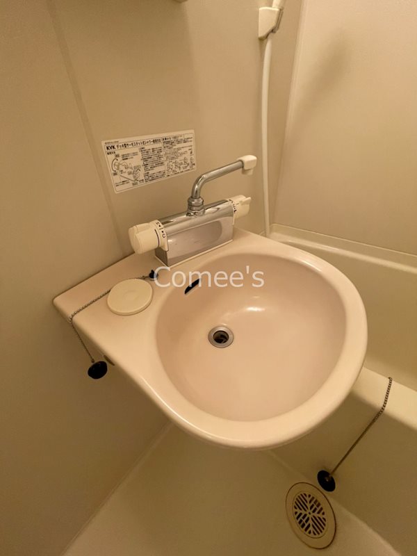 洗面設備　洗面台はバスルームに設置されています