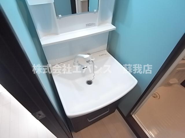 洗面設備　独立洗面台、小物を置くことができて便利です