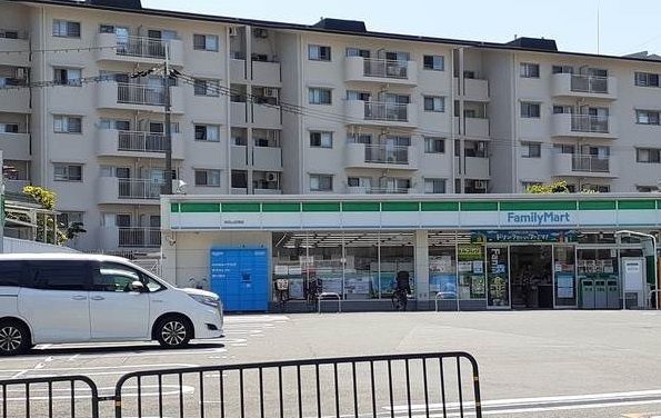 コンビニ　ファミリーマート様（コンビニ）まで600m