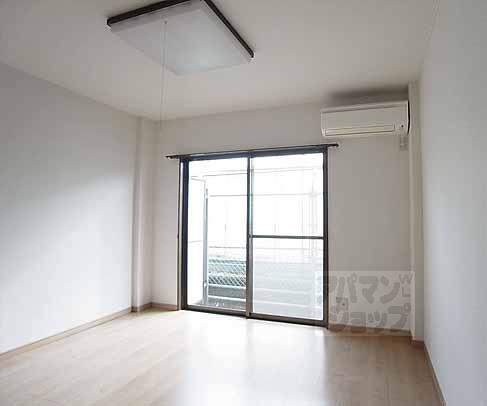 居室・リビング　６．５帖の洋室です