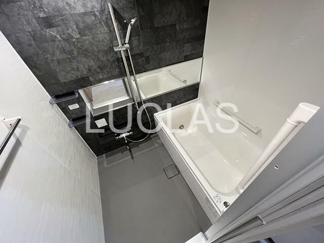 バス・シャワールーム　清潔感のある浴室で日々の疲れを癒します。