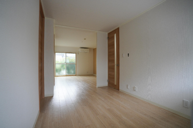 居室・リビング　同じ建物の別なお部屋