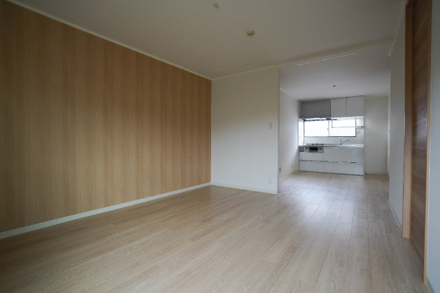 居室・リビング　同じ建物の別なお部屋