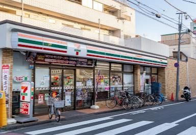 コンビニ　セブン-イレブン（コンビニ）まで300m