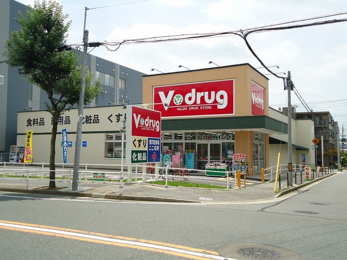 ドラックストア　vドラッグ社台店（ドラッグストア）まで320m