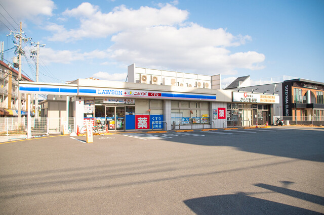 ドラックストア　ローソン＋ドラッグミック中津一丁目店（ドラッグストア）まで825m