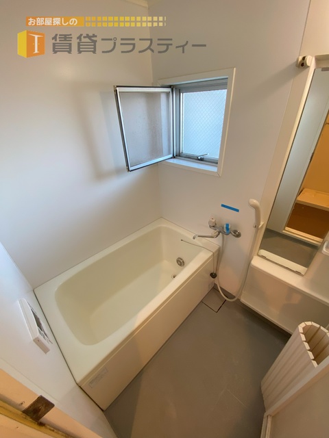 バス・シャワールーム　小窓付きで換気も安心