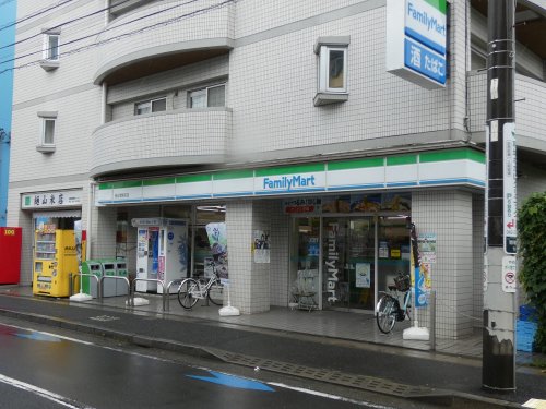 コンビニ　ファミリーマート稲田堤駅前店（コンビニ）まで611m