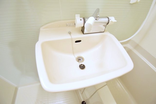 洗面設備　お掃除しやすい人気のシャワーヘッド付き♪