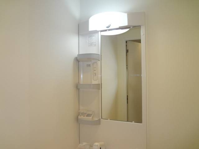 洗面設備　洗面台上部収納