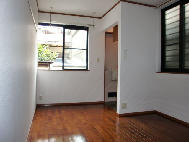 居室・リビング　前部屋角部屋・３面採光☆