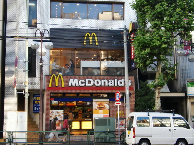 コンビニ　マクドナルド早稲田駅前店（コンビニ）まで846m