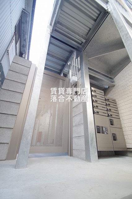 エントランス　オートロック付きで安心♪宅配ボックス完備