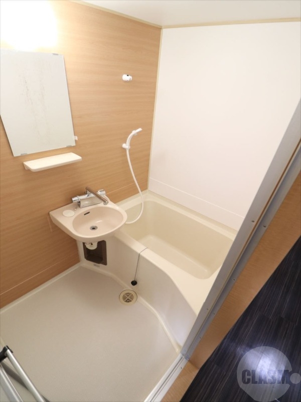 バス・シャワールーム　清潔感のあるバスルーム