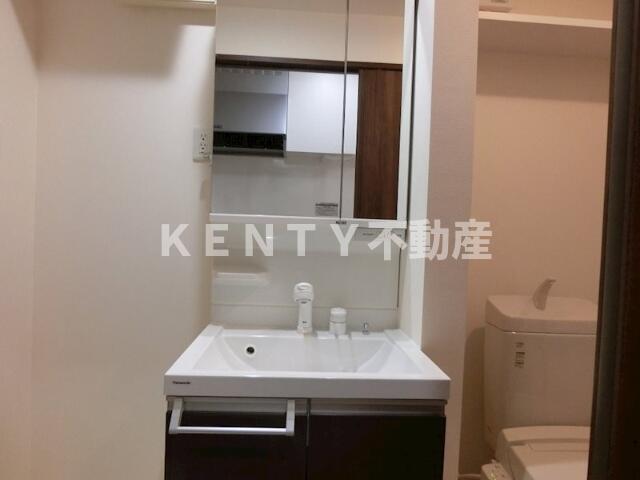 洗面設備　明るい洗面所です